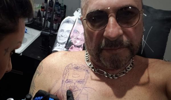 Diretor amigo de Gugu tatua o rosto do apresentador "do lado esquerdo do peito"