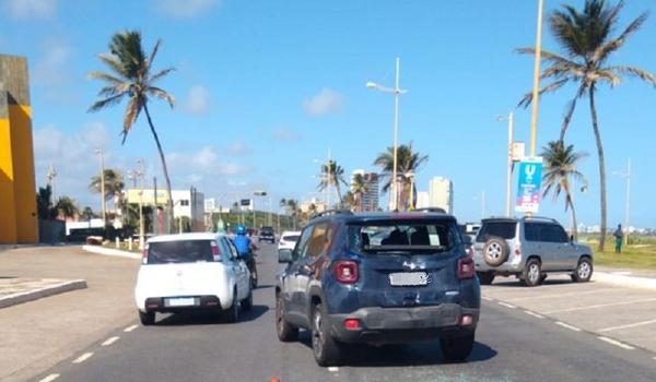 Acidente envolvendo dois carros deixa trânsito lento em Patamares; motorista abandonou veículo no local