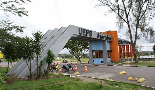 Corpo é encontrado em matagal dentro do campus da Uefs; polícia investiga