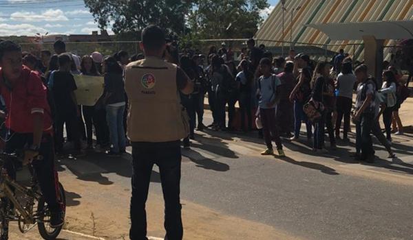 Vitória da Conquista: pais e alunos invadem escola onde menino foi estuprado por colegas; veja