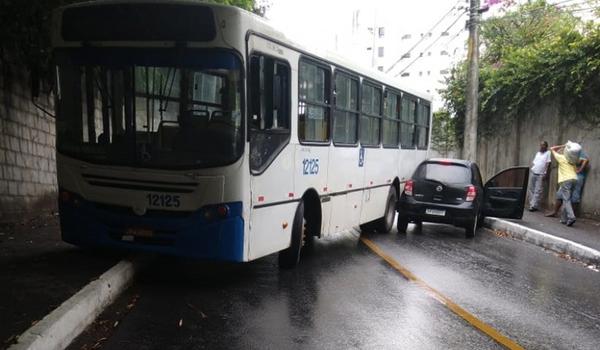 Óleo na pista causa acidente entre ônibus e carro na ladeira da Santa Cruz