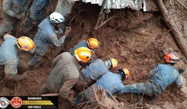 Deslizamento de terra deixa quatro mortos; duas crianças estão entre as vítimas