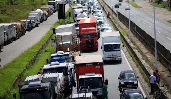 Semana começa com ameaça de paralisação de caminhoneiros pelo país; saiba mais