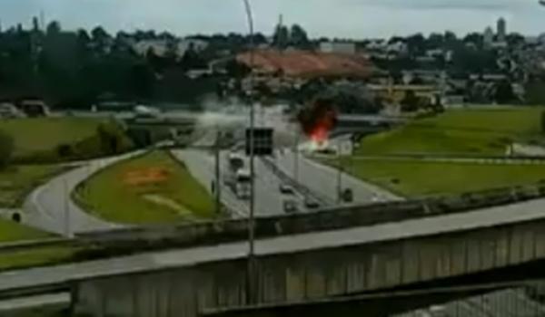 Duas pessoas morrem após caminhão cair e pegar fogo em São Paulo; veja vídeo