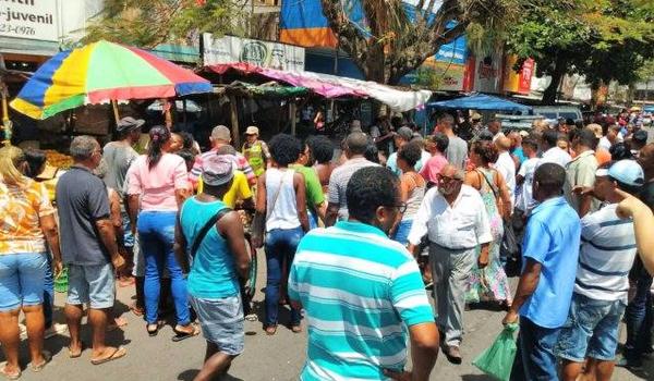 Jovem tenta esconder celular de assaltante e é morta em Feira de Santana