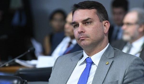 Loja do senador Flávio Bolsonaro é alvo de mandado de busca e apreensão em ação do MP