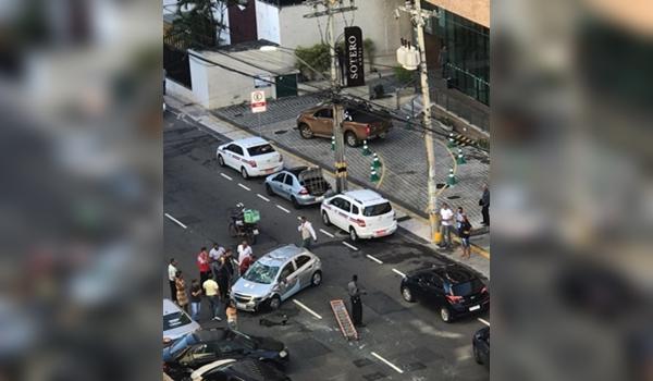 Acidente com três veículos deixa uma pessoa ferida no Stiep