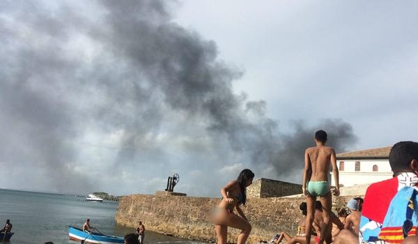 "Monumento Mário Cravo" pega fogo no Comércio; testemunhas acusam usuários de drogas