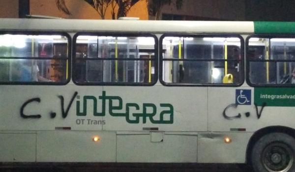 Ônibus que circulam na Engomadeira são pichados com a sigla ?C.V? após morte de ?Cavalo?