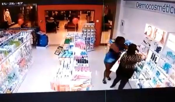 Vídeo mostra mulheres roubando produtos de farmácia em shopping de Salvador; assista