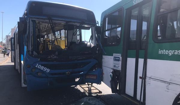 Batida envolvendo dois ônibus deixa trânsito lento na Avenida ACM