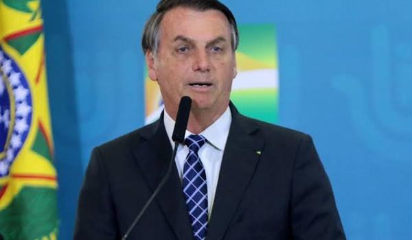 Bolsonaro leva tombo em banheiro e é transportado com urgência para hospital, em Brasília 