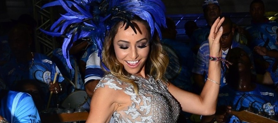 Com vestido transparente, Sabrina Sato samba e exibe corpão