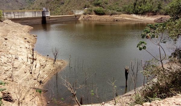 Jovem morre e três ficam desaparecidos após canoa virar em barragem na Bahia