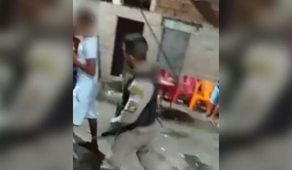 Vídeo mostra PM agredindo homem com cassetete na Boca do Rio; "ele me deu uma fantada na costela"