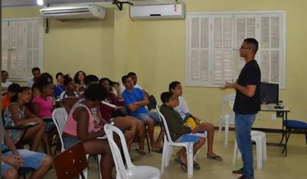 Baiano que dá aulas gratuitas de inglês é selecionado para conferência nos EUA: "representar a favela"