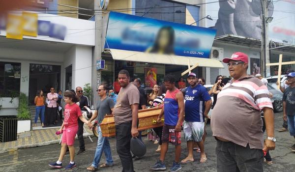 VÍDEO: manifestantes fazem "enterro" com caixão e vela em Jequié; "sepultamento da gestão"