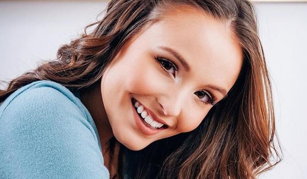 Larissa Manoela completa 19 anos ao lado de familiares e namorado em Alagoas