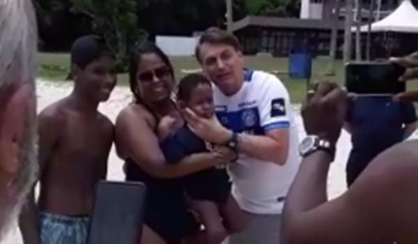 Após pescar "peixão", Bolsonaro tira foto com banhistas em Salvador; vídeo