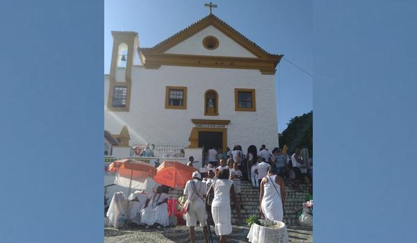 Devotos e fiéis lotam a igreja de São Lázaro e São Roque na última segunda-feira do ano