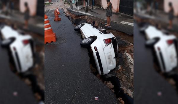 Carro fica preso dentro de buraco após chuvas em Salvador e RMS; veja o vídeo