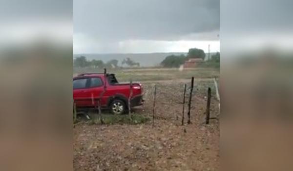 "É GELO DEMAIS!": homem se espanta com chuva de granizo no interior da Bahia; veja vídeo