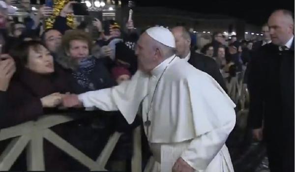 Papa se irrita com puxão e dá tapa na mão de peregrina na Praça de São Pedro; veja vídeo