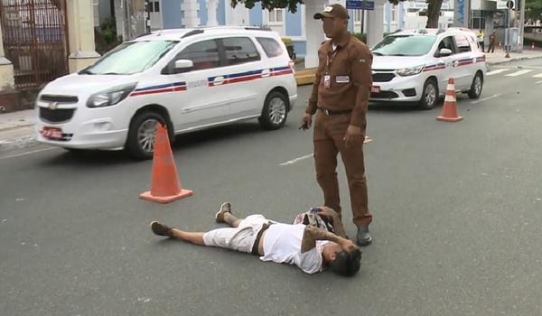 Turista argentino é agredido com soco e garrafada durante assalto no Rio Vermelho