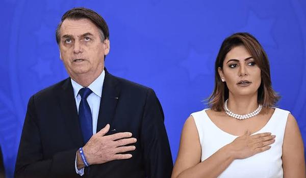 Bolsonaro vai a hospital em Brasília para visitar primeira-dama após cirurgia estética; "está tudo bem"