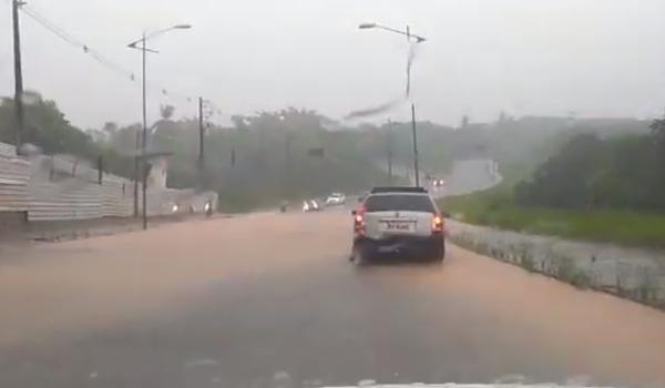 Chuva forte causa alagamentos e prejuízos no Subúrbio de Salvador; veja vídeos 