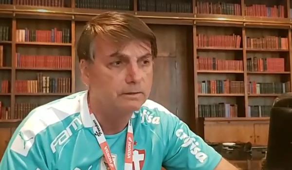 Em live, Bolsonaro fala de perseguição política contra ele e os filhos: "isso é armação"