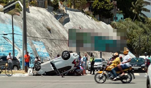 Carro capota e deixa um ferido no cruzamento da Avenida Lucaia