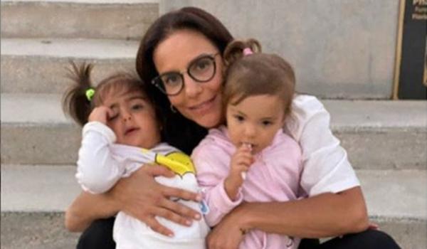 Ivete posta foto com as filhas gêmeas e se declara no Instagram 