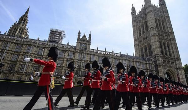 Rainha Elizabeth II convoca reunião para discutir situação de duques; "encontrar uma solução"