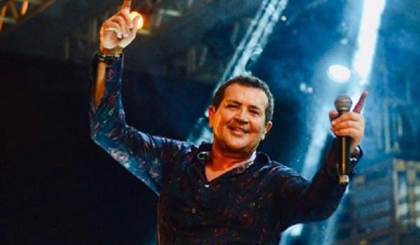 Cantor Beto Barbosa passa mal durante show e precisa deixar o palco; veja vídeo