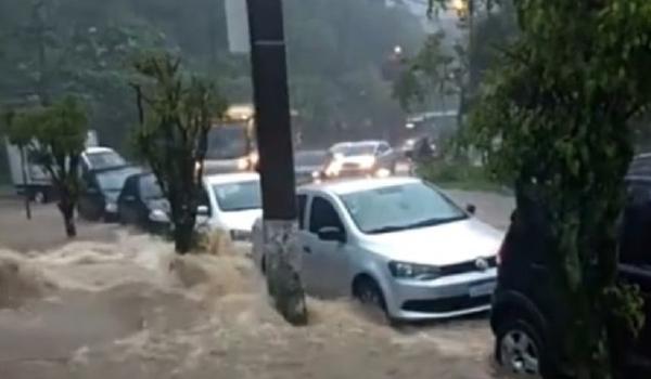 Chuva forte causa impactos à população e deixa Rio de Janeiro em estágio de atenção