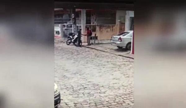 Atrapalhado, ladrão pede ajuda da vítima para roubar moto e precisa correr; assista 