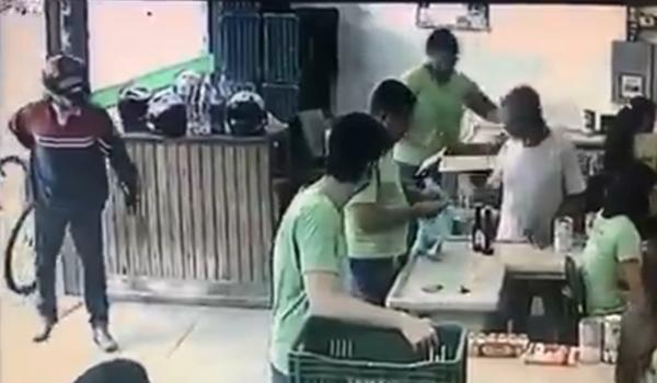 VÍDEO: homem anuncia assalto a mercado, clientes ignoram e ele foge sem levar nada