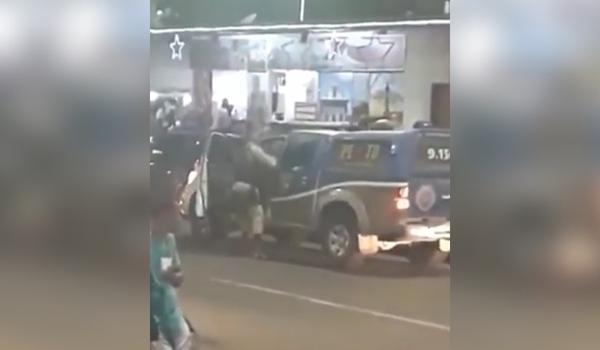  Vídeo! Homem entra em viatura da PM e acaba surpreendido por policial em Itapuã 