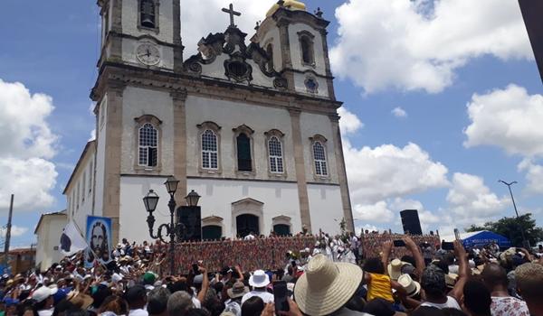 Repórter do Aratu On é furtado e tem celular levado durante Lavagem do Bonfim 