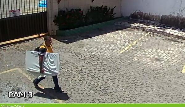 Homem invade casa, furta televisão e sai pela porta da frente em Salvador 