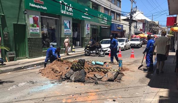 Serviço da Embasa sem sinalização dificulta trânsito em rua de Itapuã