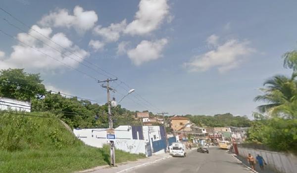 Acidente com micro-ônibus deixa poste com risco de queda em São Tomé de Paripe