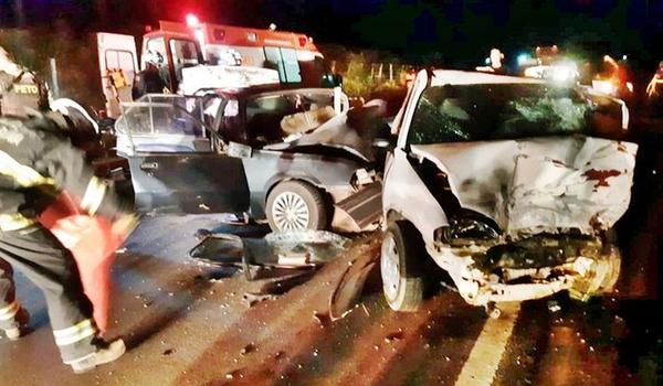 Batida entre carros deixa dois mortos e três feridos na BR-101; um dos motoristas estava nu 