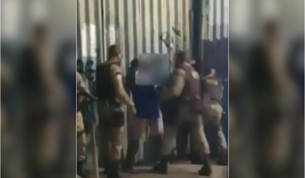 Vídeo mostra PM agredindo homem durante abordagem em Salvador; corporação repudia 