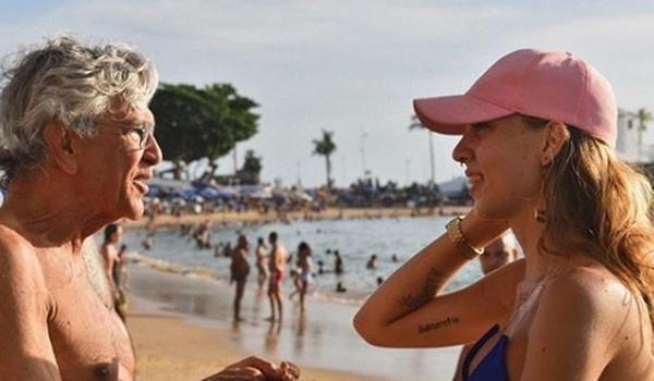 "A Travestis" se encontra com Caetano Veloso na Barra durante gravação de clipe; "ofereci brigadeiro"