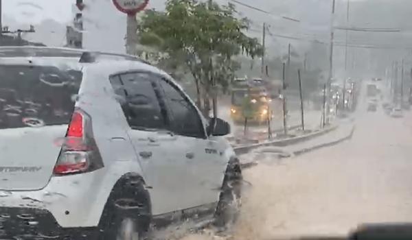 Chuva forte confirma previsão e já causa alagamentos e prejuízos em Salvador; veja vídeos