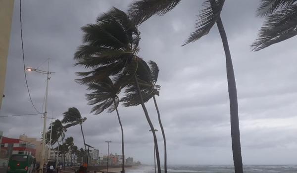 Em apenas seis horas, acúmulo de chuva foi superior à média histórica do mês em Salvador