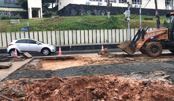 Abertura de cratera prejudica trânsito de veículos na Avenida Paulo VI