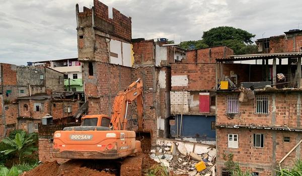 Prédios em situação de risco são demolidos após desabamento em Narandiba